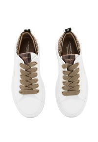 Weiße Leder-Sneaker mit einem braunen elastischen Schnürdesign, ausgestattet mit einem strukturierten Obermaterial, dekorativen Akzenten und einem Logo auf der Zunge.