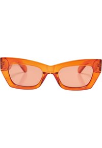 Oranžās kaķa acs saulesbrilles ar caurspīdīgām karkasa un rozā lēcām. Leņķiskā dizaina iezīmes ir spilgti mali un smalka zīmola atzīme iekšējā pusē.
