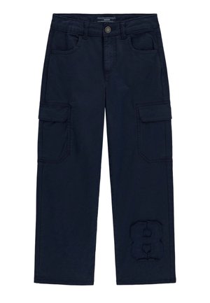 Pantaloni cargo blu navy con tasche frontali a patta, chiusura con bottoni e dettaglio cucito con il numero "8" sulla gamba sinistra vicino all'orlo.