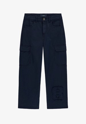 Pantaloni cargo blu navy con tasche frontali a patta, chiusura con bottoni e dettaglio cucito con il numero "8" sulla gamba sinistra vicino all'orlo.
