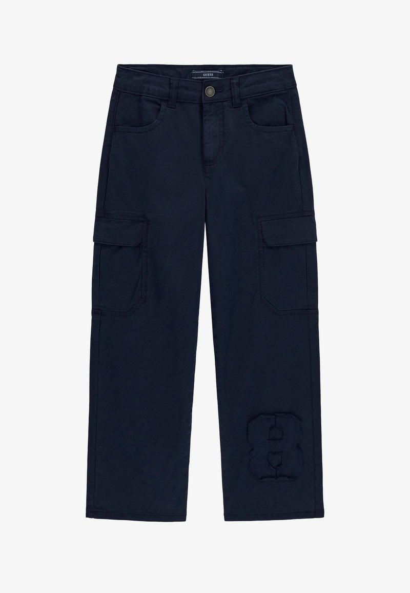 Pantalon cargo bleu marine avec poches à rabat à l'avant, fermeture par boutons, et détail du chiffre « 8 » cousu sur la jambe gauche près de l'ourlet.