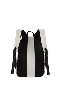 Zaino nero e grigio con texture a rete, dotato di due spallacci imbottiti e di un design con striscia centrale. Include un comparto laterale per riporre oggetti.