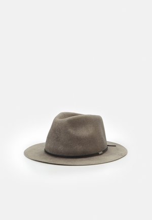 Grå filt bredskygget fedora hat med et sort bånd rundt bunden, vist mod en ensfarvet hvid baggrund.