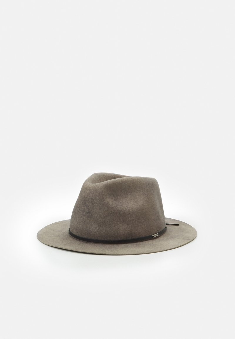 Chapeau fedora en feutre gris à large bord avec une bande noire autour de la base, présenté sur un fond blanc uni.