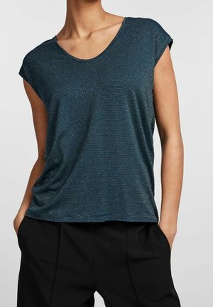 Marineblauw T-shirt met korte mouwen en een V-hals, gemaakt van een textuurstof met horizontale strepen en een losse pasvorm, gecombineerd met een zwarte broek.