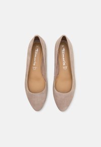 Ballerines en daim beige avec un design à bout pointu, une doublure intérieure lisse et un détail de marque sur la semelle intérieure. Taille 37 indiquée à l'intérieur.