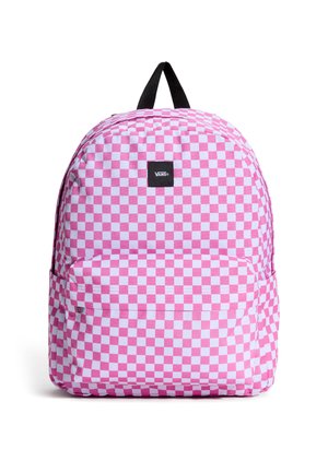 Mochila de tablero de ajedrez rosa y blanca con un parche de logo negro. Tiene una parte superior redondeada, un bolsillo frontal y una asa superior para agarrar. Hecha de tela.