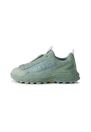 Hellgrüner Sportschuh mit dicker Sohle und Vibram-Profil, seitlichem Reißverschluss und großem "FIRE + ICE" Schriftzug auf der äußeren Seitenfläche.