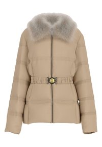 Beige pufferjakke med en faux fur krave, indsnævret talje med et sort bælte med et guld emblem, og vandret quiltet detaljer.