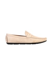 Mocassin pour homme en daim beige, semelle en caoutchouc noire, bout arrondi, avec des détails cousus sur la partie supérieure et le talon, vu de profil.