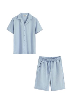 Chemise bleu clair à manches courtes avec boutons et col, et short assorti à taille élastique avec poches, tous deux en tissu texturé.