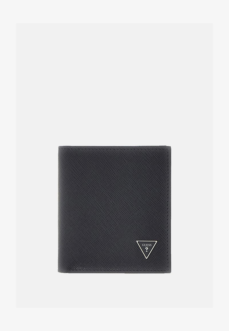 Portefeuille bi-fold noir texturé avec un petit logo métallique triangulaire Guess en bas à droite, sur un fond clair uni.