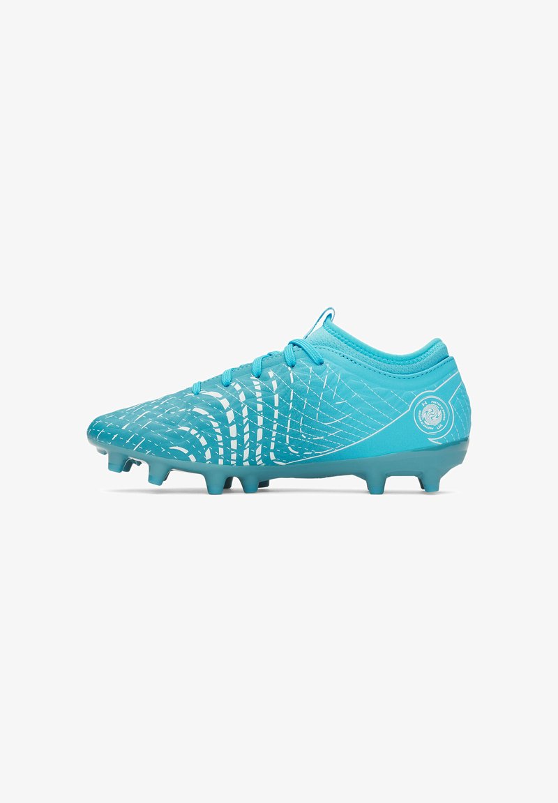 Crampon de football turquoise avec motifs géométriques blancs, lacets et crampons moulés sur la semelle, présenté en profil droit.