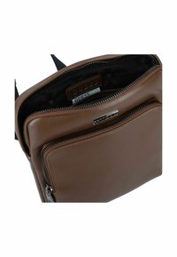 Borsa in pelle marrone con chiusura a zip, dotata di una tasca esterna e di una fodera interna con motivo e etichetta del marchio. Forma rettangolare.