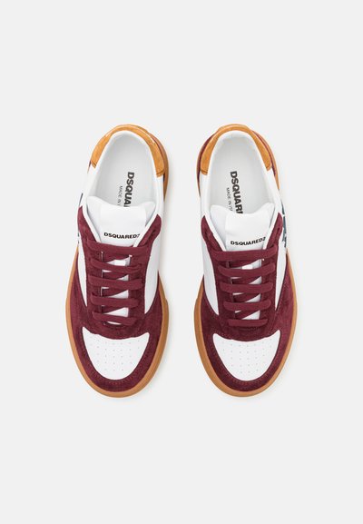 Zapatillas deportivas de ante burdeos, con acentos de piel blanca y suela de goma. Presentan una puntera redonda y un diseño con cordones, con detalles perforados.