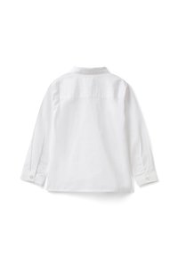 Biała koszula z długim rękawem z bawełny, z klasycznym kołnierzykiem, tylnym karczkiem i mankietami zapinanymi na guziki, o gładkiej fakturze.