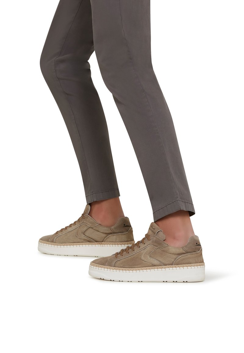 Sneaker in suede beige con suole in gomma bianca, caratterizzate da un design low-top, punta rotonda e cuciture in tono, completate da lacci coordinati.