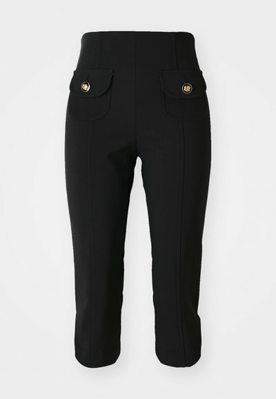 Svarta slim-fit-byxor med två framfickor med guldknappar, slät textur och kort längd. Klassisk design för mångsidig användning.