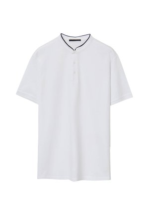 Polo a maniche corte bianco con colletto henley, dotato di tre bottoni e una sottile rifinitura blu navy intorno al colletto. Realizzato in tessuto liscio.