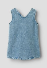 Gaiši zilas krāsas džinsa bezroku tops ar V veida izgriezumu mugurpusē un šūtām malām. Gluda tekstūra ar ikdienišķu formu.