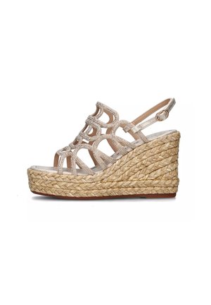 Sandali con zeppa e base in juta intrecciata, con cinturini metallici caratterizzati da un design con ritagli e di colore beige chiaro. Include una cinghia regolabile alla caviglia.