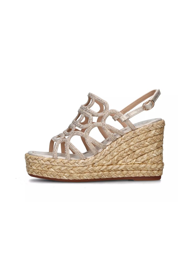 Wedge-sandalen met een geweven jute basis, metallic banden met een uitgesneden ontwerp en een lichtbeige kleur. Inclusief een verstelbare enkelband.