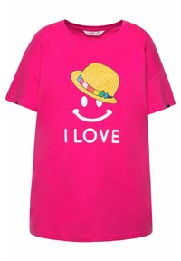 Camiseta de algodón fucsia con una cara sonriente que lleva un sombrero de lunares amarillos y el texto "ME ENCANTA" en blanco. Corte relajado, mangas cortas.