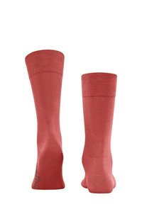 Rote Crew-Socken mit gerippten Oberteilen, glatter Textur und verstärkter Ferse und Zehen. Einfaches Design ohne Muster oder zusätzliche Akzente.