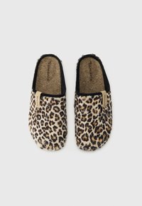 Leopárdmintás papucsok puha tapintással, fekete díszítéssel és egy kis címkével az oldalon. Az egyszerű felhúzhatóság és kényelem érdekében tervezték.