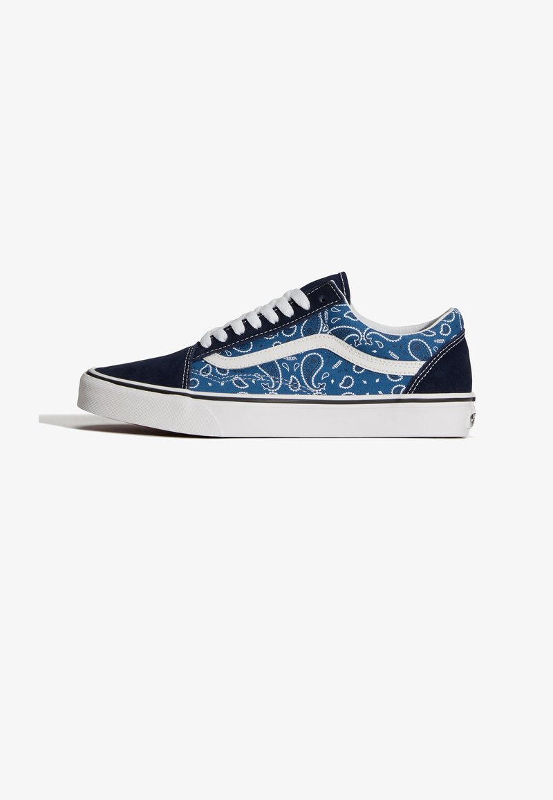 Blauwe canvas sneaker met witte accenten, voorzien van een paisley patroon, ronde neus en witte veters. Rubberzool met contrasterende zwarte streep.