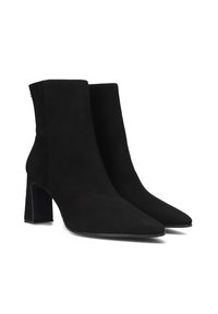 Schwarze Wildleder-Ankle Boots mit spitz zulaufender Zehenpartie, blockartigem Absatz und glatter Textur; minimalistische Gestaltung mit einem Reißverschluss auf der Rückseite.