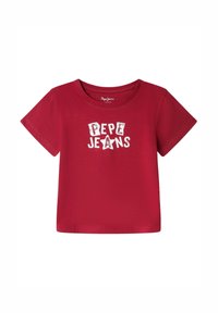 Červené bavlněné tričko s krátkým rukávem. Na přední straně je bíle vytištěný nápis "PEPE JEANS" s designem hvězdy. Má kulatý výstřih a standardní střih.