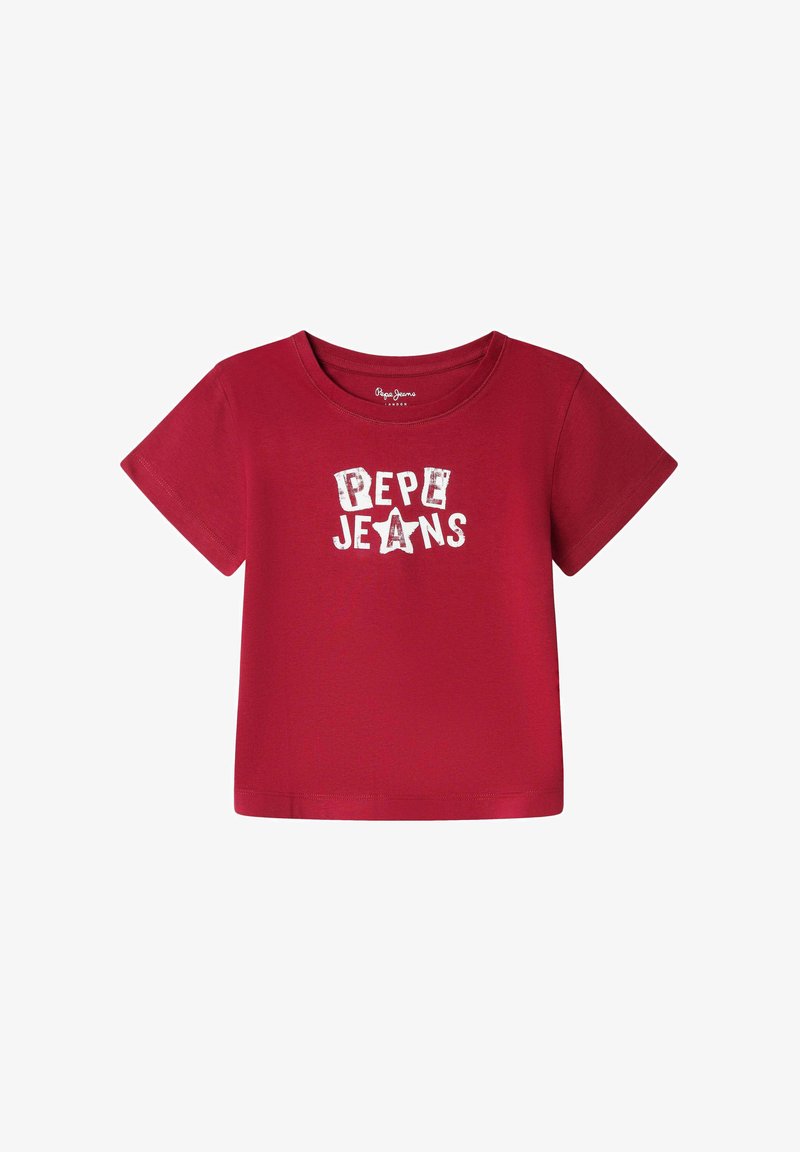 Punane puuvillane T-särk lühikeste varrukatega. Esiküljel on valge trükk "PEPE JEANS" koos tähekujundusega. Ümmargune kaelus ja klassikaline lõige.