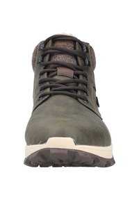 Brauner Lederwanderschuh mit dunklen Schnürsenkeln, strukturierten Stoffakzenten, gepolstertem Schaft und einer geformten Gummisohle mit einem robusten Profil.