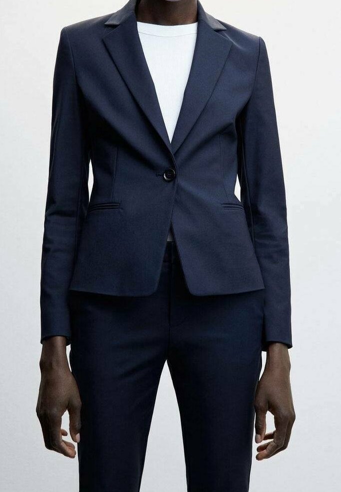 Marineblauwe, op maat gemaakte blazer met een enkele knoopsluiting. Heeft een slanke pasvorm, notch-revers en steekzakken aan de voorkant. Glad materiaal met een lichte glans.