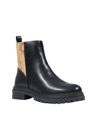 Botín negro de cuero hasta el tobillo con panel lateral que presenta un patrón texturizado. Tiene una suela de goma resistente y una trabilla para facilitar el uso.