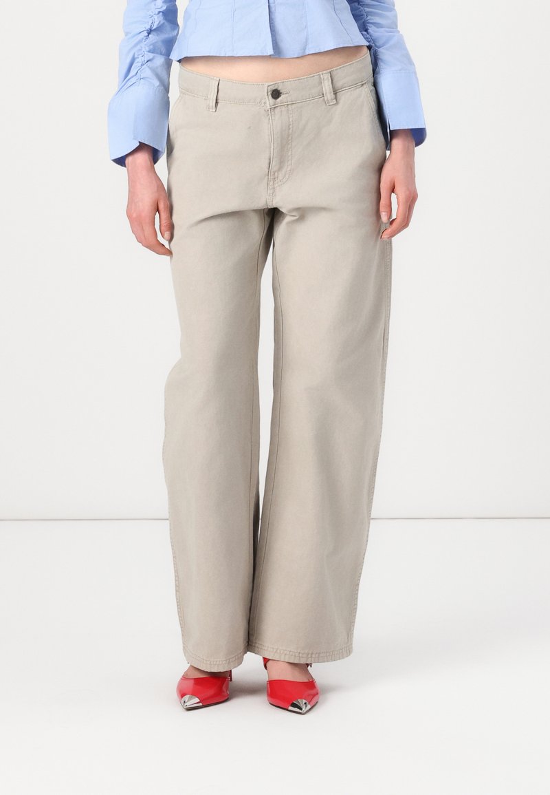 Khaki wide-leg trousers made of cotton with a button closure and belt loops. The fabric is smooth with a slight sheen.