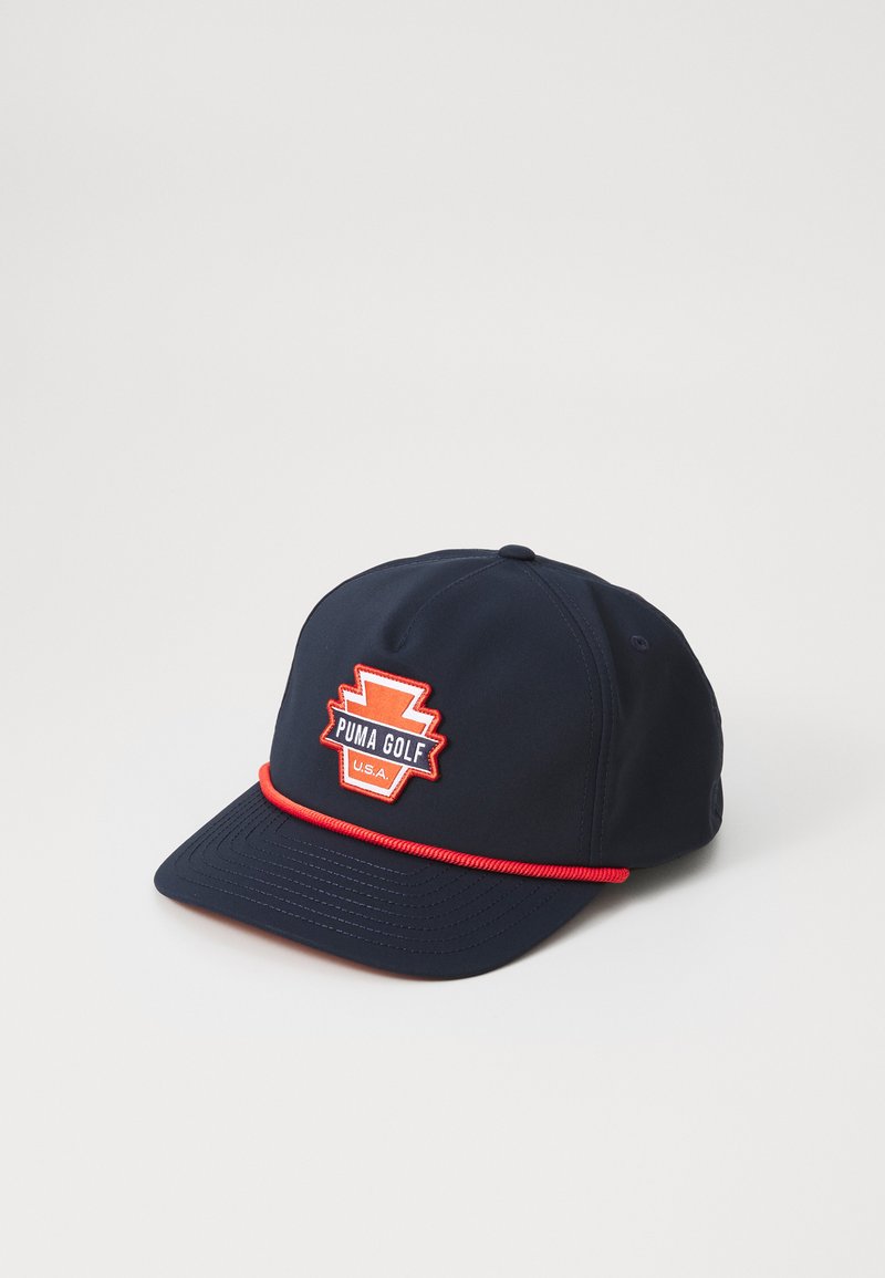 Boné da marinha com o logótipo laranja "PUMA GOLF U.S.A.", com detalhes vermelhos, design estruturado, tecido macio e aba curva.