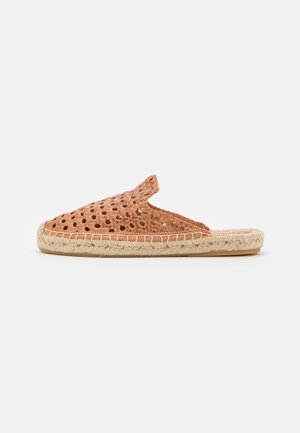 Sandale marron tissée à enfiler avec bout ouvert, semelle texturée et semelle intermédiaire en jute tressée sur fond blanc uni.
