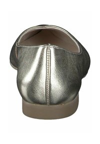 Ballerine argentée métallique avec une tige texturée, un bout rond, une doublure douce et une semelle beige solide et basse. Présente une couture centrale à l'arrière.