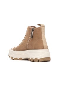 Botas de tobillo de ante en marrón claro con suela gruesa blanca, cremallera lateral y cordones redondos. Los acentos texturizados realzan el diseño.