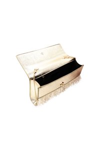 Clutch bag metallica oro con esterno testurizzato, interno nero, tracolla in oro e un accento in pelliccia lungo il bordo inferiore.