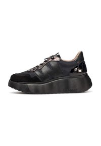 Czarne sneakersy z mieszanką materiałów, w tym skóry, zamszu i tekstyliów. Gruba gumowa podeszwa z teksturowanym wzorem i misternymi akcentami.