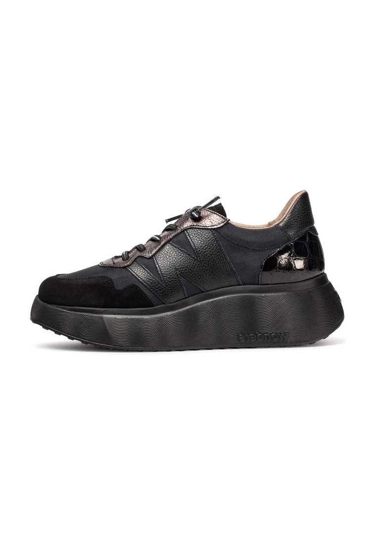 Czarne sneakersy z mieszanką materiałów, w tym skóry, zamszu i tekstyliów. Gruba gumowa podeszwa z teksturowanym wzorem i misternymi akcentami.