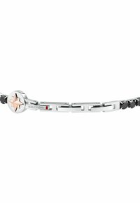 Bracciale in argento con magliealternate opache e lucide, dotato di un ciondolo rotondo con una stella in oro rosa e il logo del marchio.