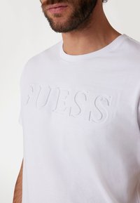 Guess PRÄGE-LOGO - Tričko s potlačou - weiß