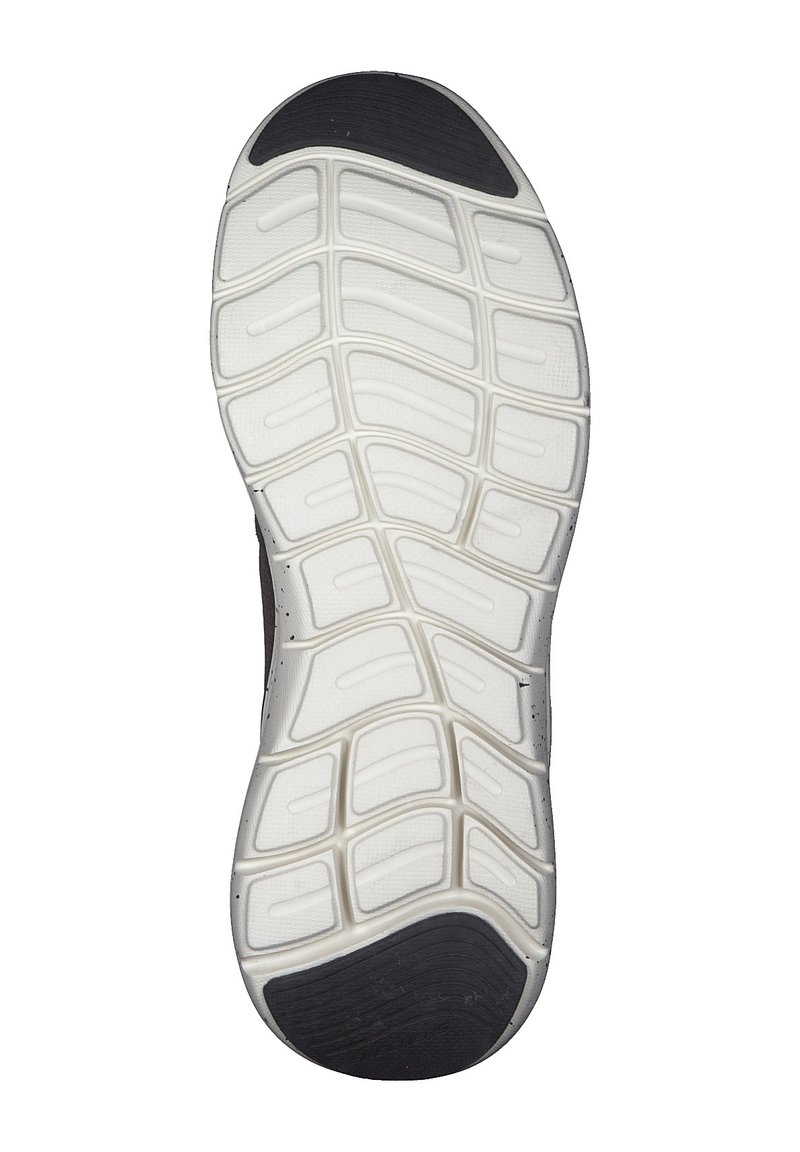 Suela de zapato deportivo negra con una parte inferior de goma blanca; cuenta con un patrón texturizado con ranuras para tracción y estabilidad.