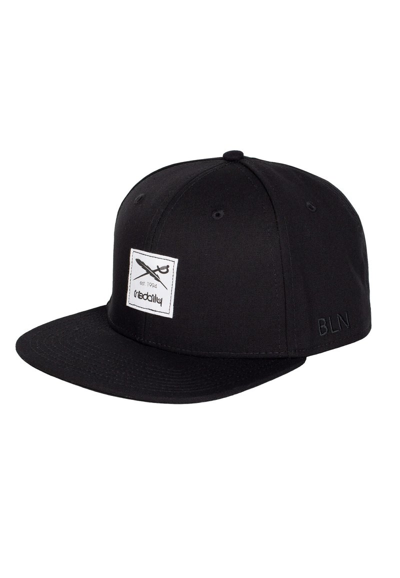 Schwarze Snapback-Kappe aus Baumwolle mit flachem Schirm, besticktem weißen Logo-Patch und "BLN"-Text an der Seite.