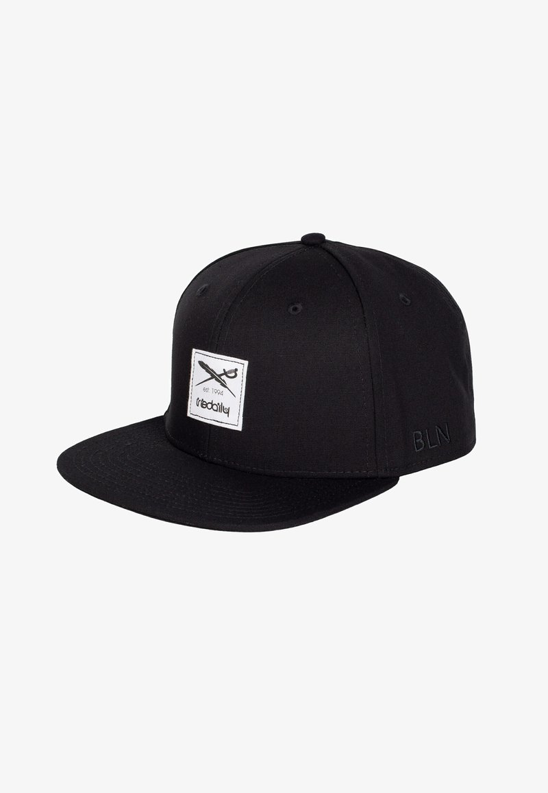 Schwarze Snapback-Kappe aus Baumwolle mit flachem Schirm, besticktem weißen Logo-Patch und "BLN"-Text an der Seite.