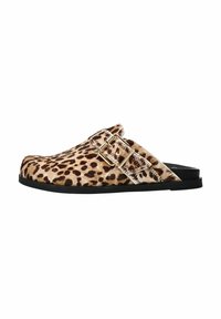 Leopardprint klompen met een zachte textuur, voorzien van twee verstelbare gouden gespen en een zwarte rubberen zool. Instapontwerp voor gemakkelijke draagbaarheid.